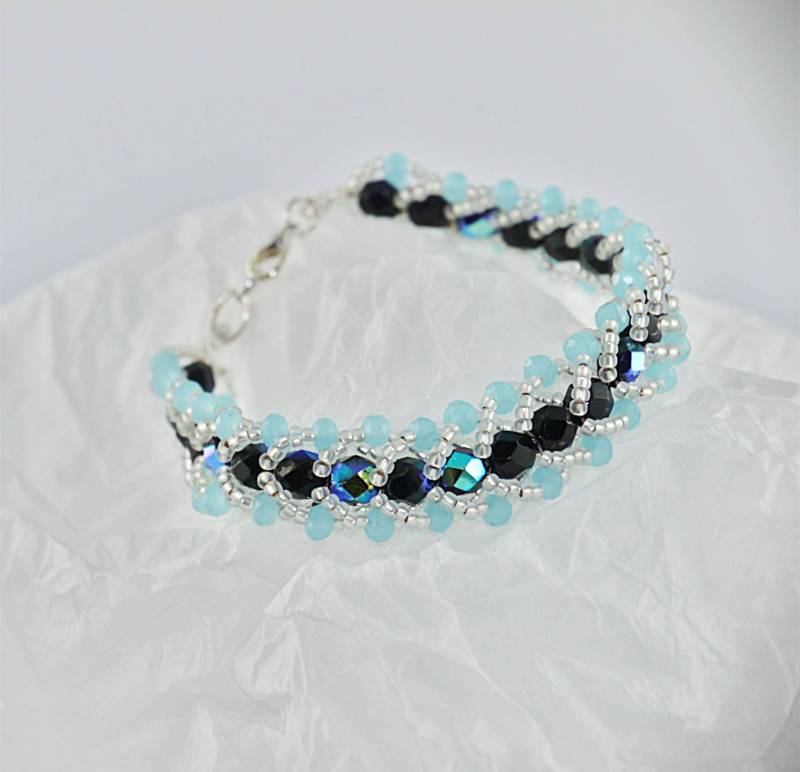 Blaues Perlenarmband Und Glasperlen von charmescreations
