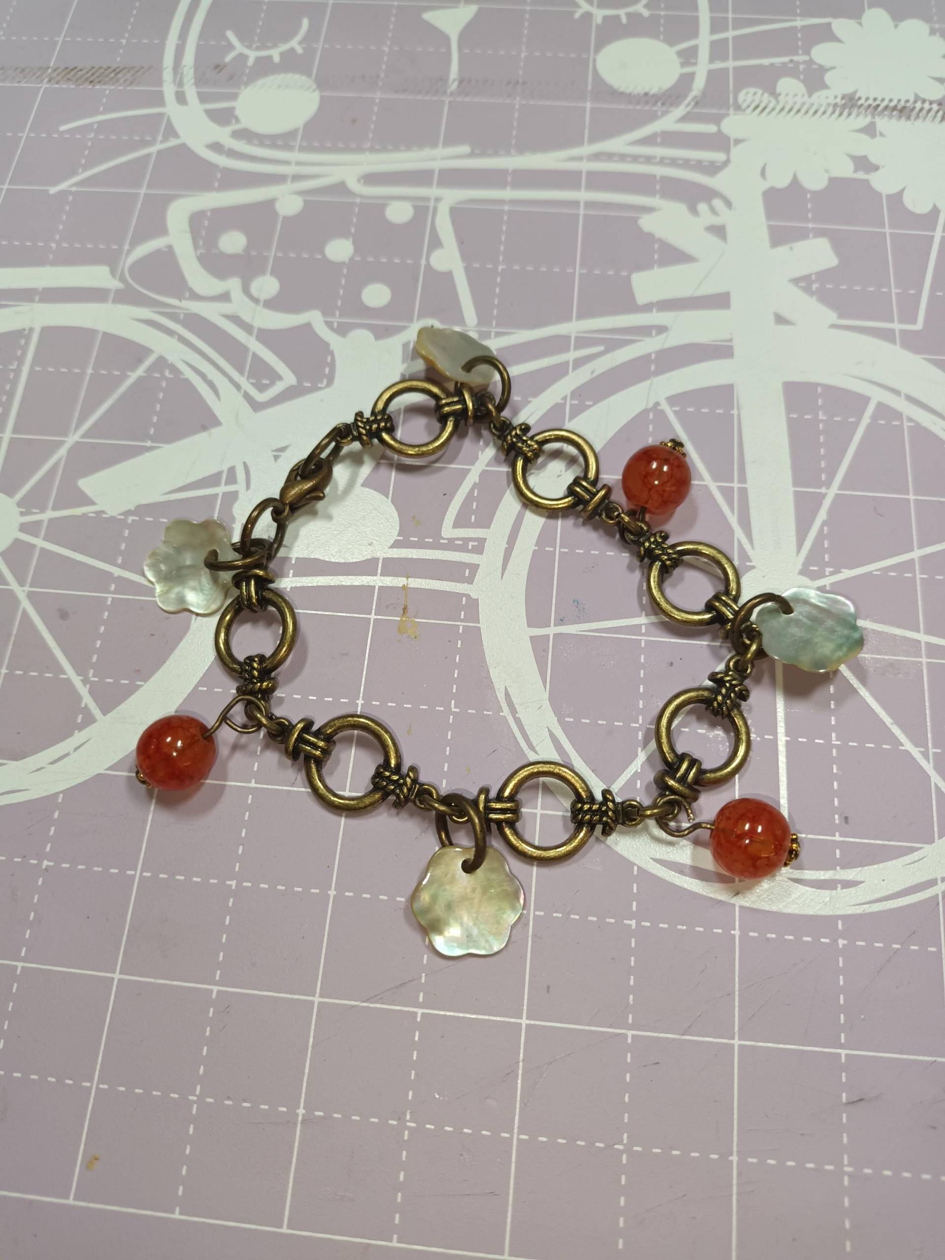 Bronze-Metall-Armband Mit Echten Perlmutt-Blumenanhängern Bronze-Metall-Armband Mit Echten Perlmutt-Blumenanhängern von charmescreations