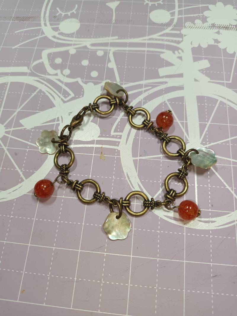 Bronze-Metall-Armband Mit Echten Perlmutt-Blumenanhängern Bronze-Metall-Armband Mit Echten Perlmutt-Blumenanhängern von charmescreations