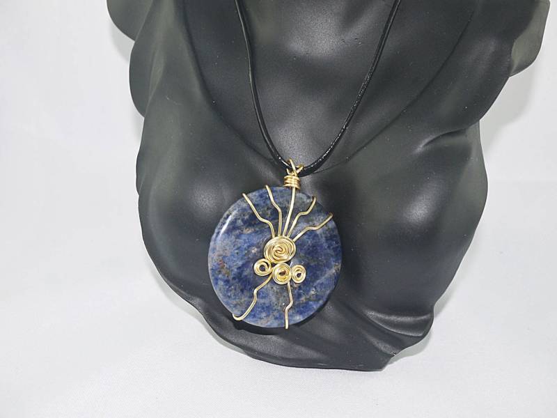 Donuts-Sodalit-Anhänger, Echter Blauer Edelstein, Goldene Messingfassung Und Kordel Donuts-Sodalit-Anhänger, Echter Blauer Edelstein, Goldene Messingfassung Und Kordel von charmescreations