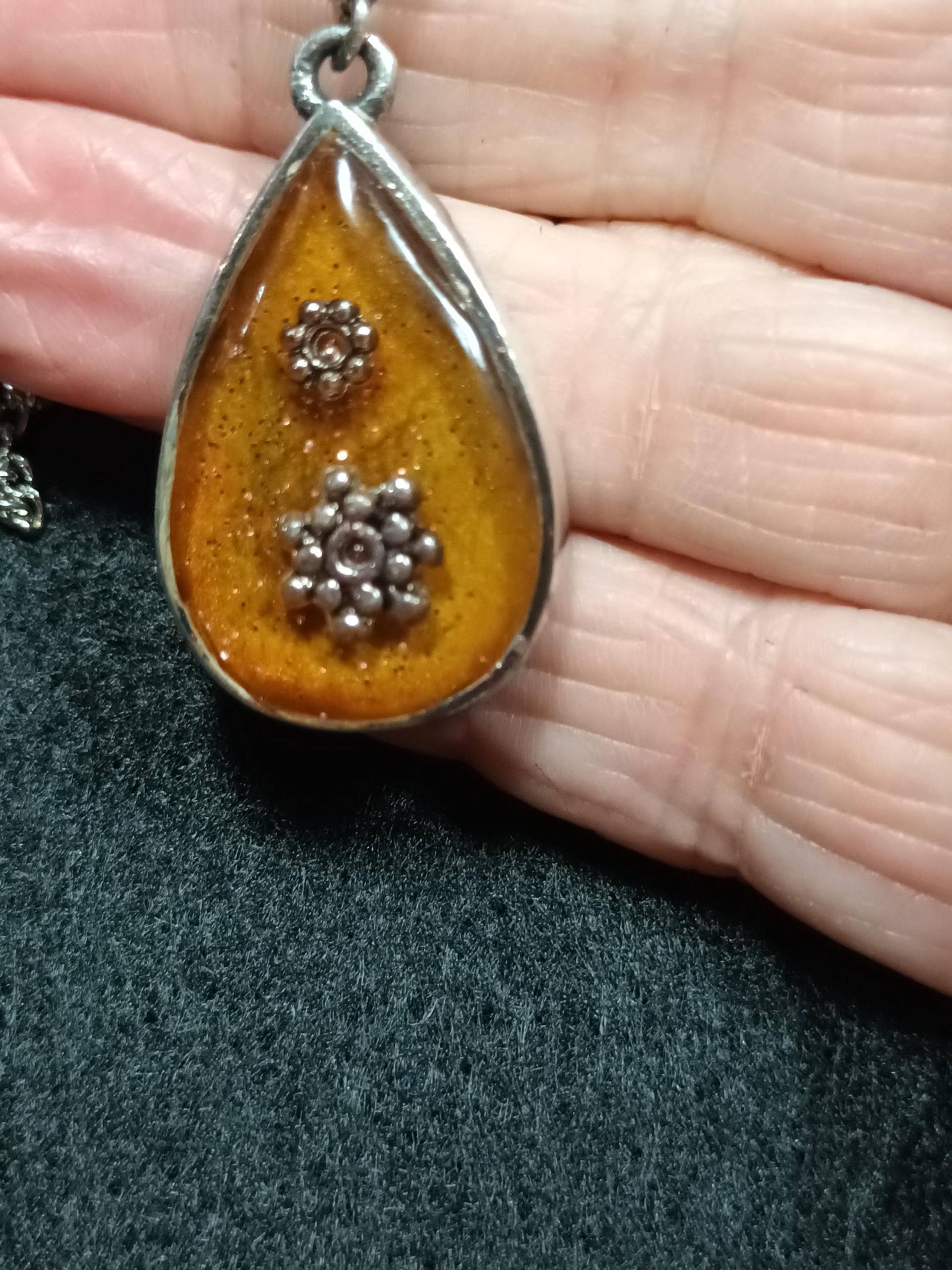 Orange Emaille-Anhänger, 925Er Silber, Tropfenform Und Kordel Orange Emaille-Anhänger, 925Er Silber, Tropfenform Und Kordel von charmescreations