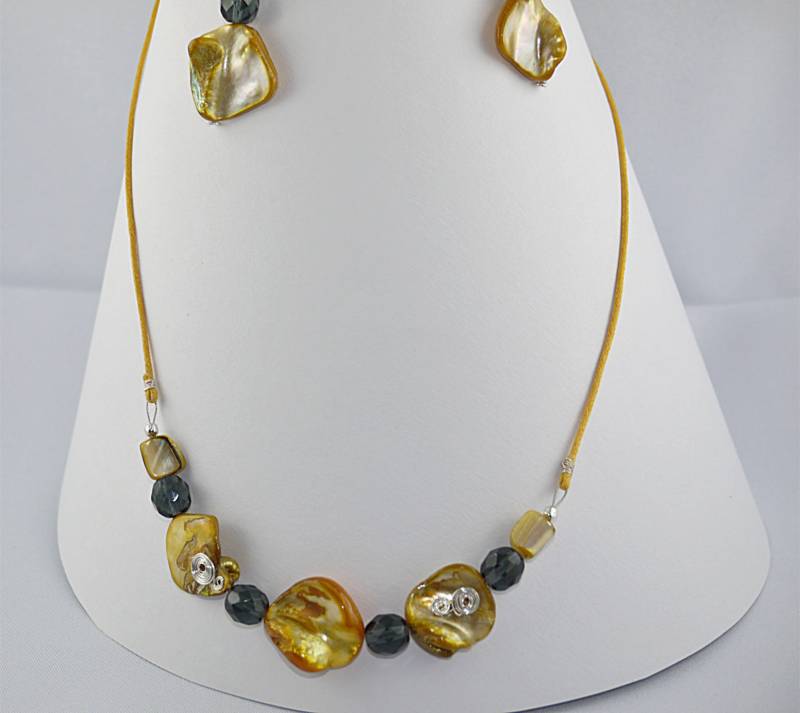 Pearly Parure Gelb Und Perlen Geraucht Grau Kristall - Set Halskette Ohrringe Pearly Parure Gelb Und Perlen Geraucht Grau Kristall - Set Halskette Ohrringe von charmescreations