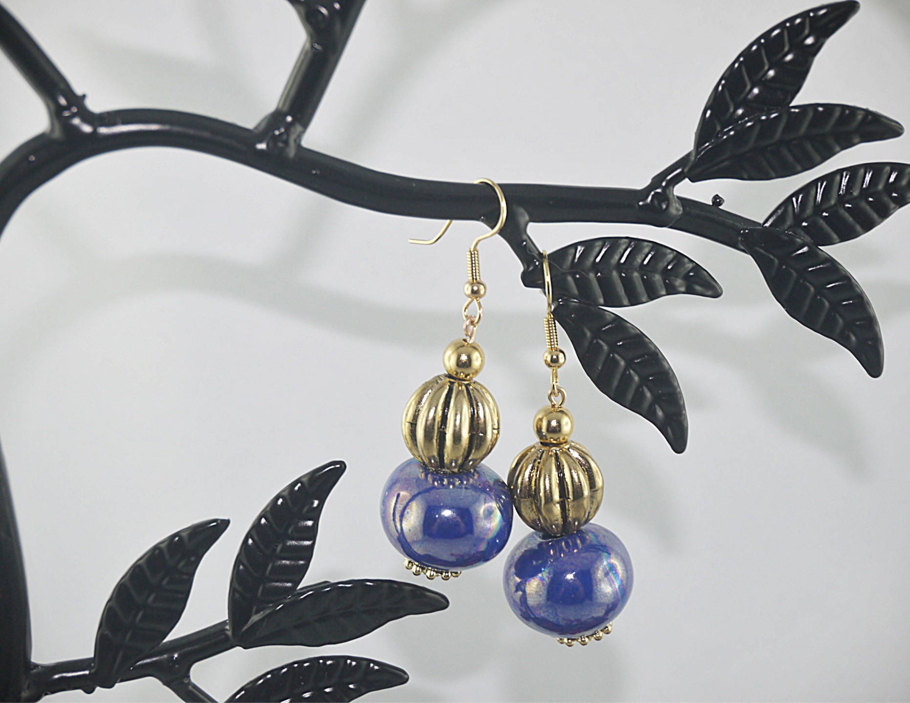 Schnallen Ohren Perlen Keramik Blau Schillernden Und Bronze, Gold Plated Halterung Schnallen Ohren Perlen Keramik Blau Schillernden Und Bronze, Gold Plated Halterung von charmescreations