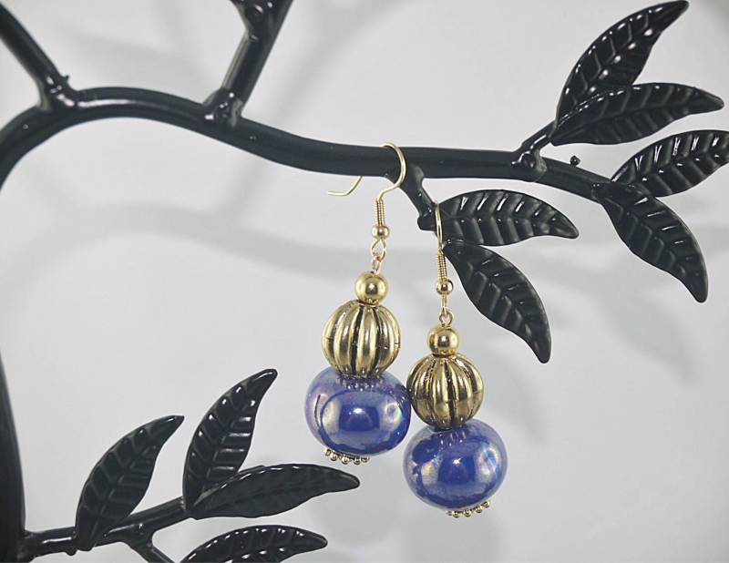 Schnallen Ohren Perlen Keramik Blau Schillernden Und Bronze, Gold Plated Halterung Schnallen Ohren Perlen Keramik Blau Schillernden Und Bronze, Gold Plated Halterung von charmescreations