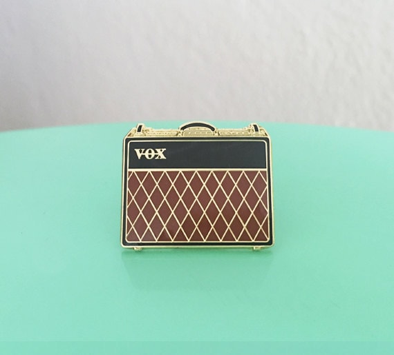 Gitarre Amp Emaille Pin Gitarre Amp Emaille Pin von charmingafternoon