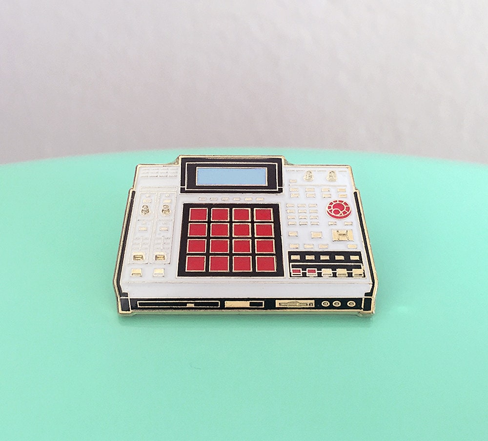 Mpc 2500 Drum Machine Emaille Pin | Weiß Mpc 2500 Drum Machine Emaille Pin | Weiß von charmingafternoon