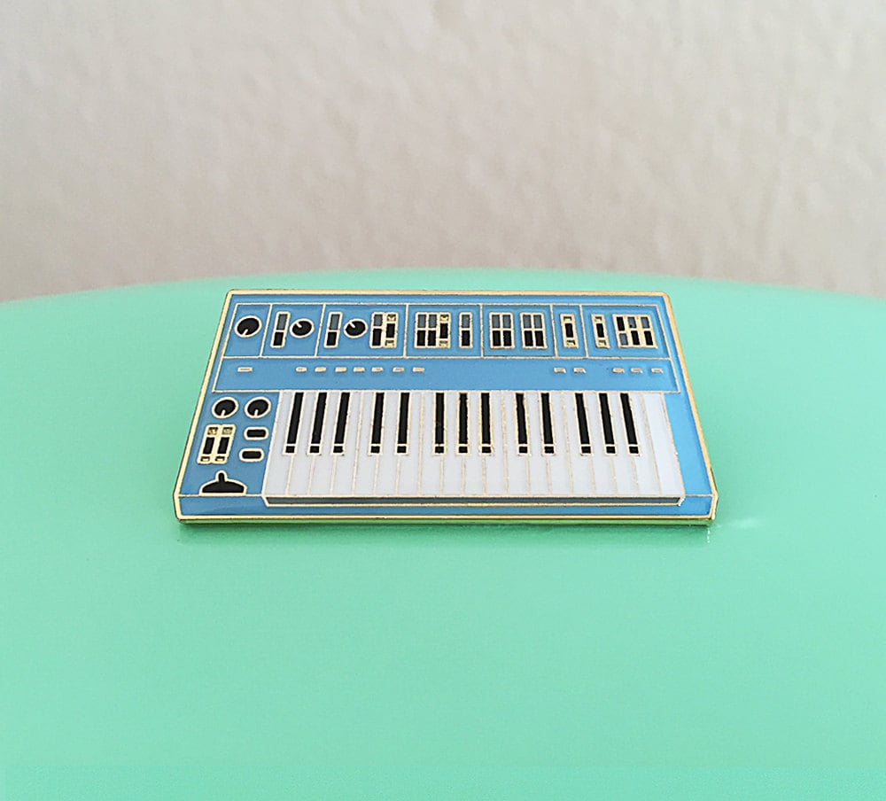 Synth Keyboard Emaille Pin - 3. Auflage | Blau Synth Keyboard Emaille Pin - 3. Auflage | Blau von charmingafternoon