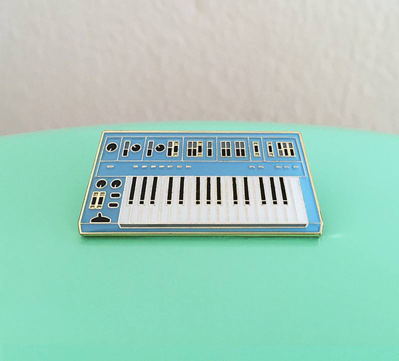 Synth Keyboard Emaille Pin - 3. Auflage | Blau Synth Keyboard Emaille Pin - 3. Auflage | Blau von charmingafternoon