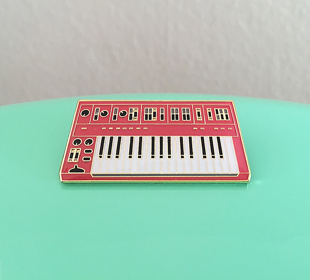 Synth Keyboard Emaille Pin - 3. Auflage | Rot Synth Keyboard Emaille Pin - 3. Auflage | Rot von charmingafternoon