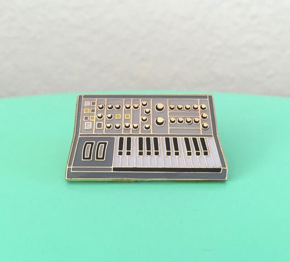 Synth Keyboard Emaille Pin Synth Keyboard Emaille Pin von charmingafternoon