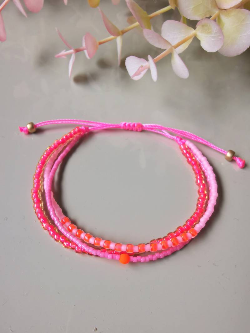 Armband Dreireihig Boho - Münze Glasperlen Seed Beads Rosa Neon Pink Orange von charmone