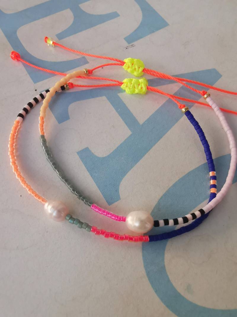 Armband - Miyuki Delica Süßwasserperle Zart Hippie Boho Freundschaftsband Neon von charmone