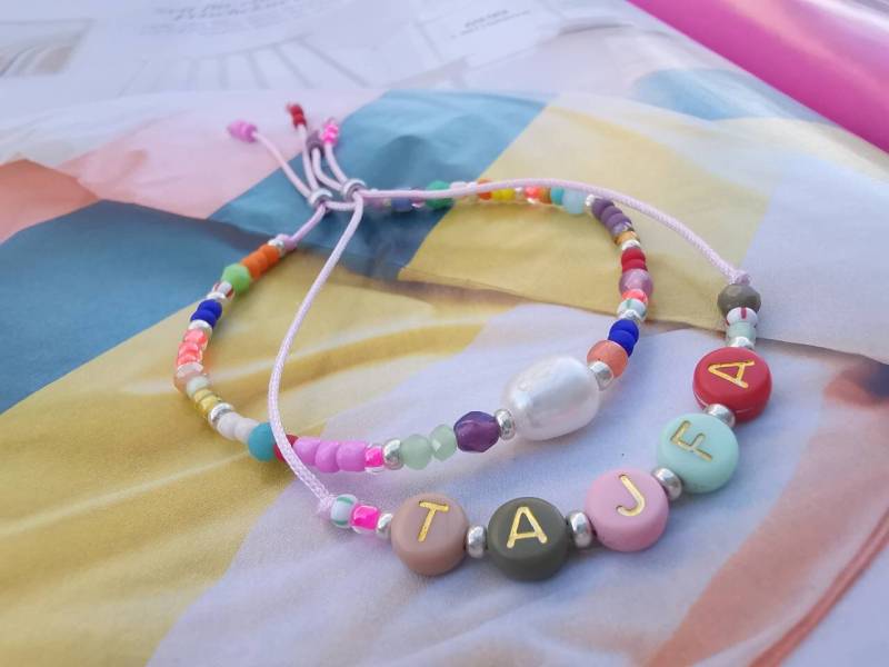 Armband Set 2-Teilig - Personalisierbar Bunt Süßwasserperle Namensarmband von charmone