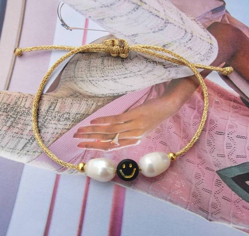 Armband - You Make Me Smile Schwarz/Weiß Smiley Süßwasserperlen Freundschaftsband von charmone