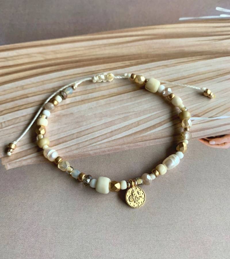 Armband Zart - Facettierte Glasperlen Boho Beige Natur Münze von charmone