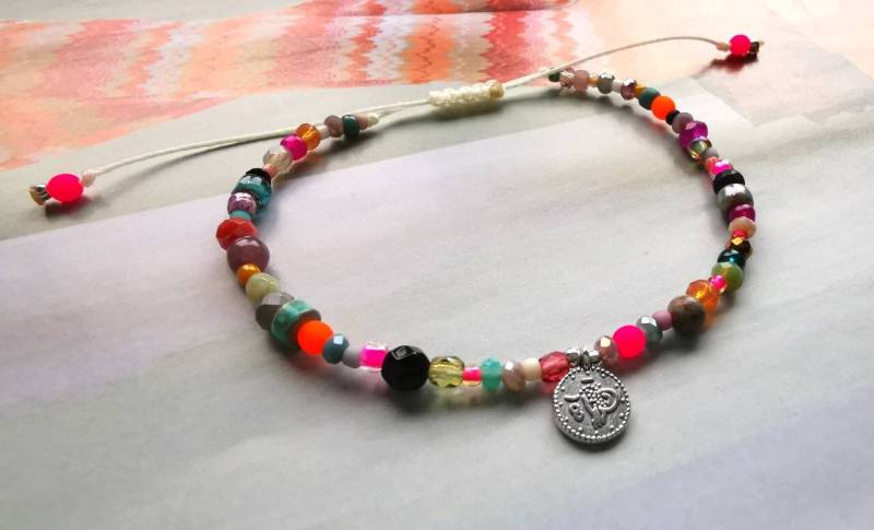 Armband Zart - Facettierte Glasperlen Boho Bunt Münze von charmone