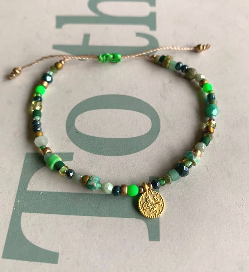Armband Zart - Facettierte Glasperlen Boho Grün Münze von charmone