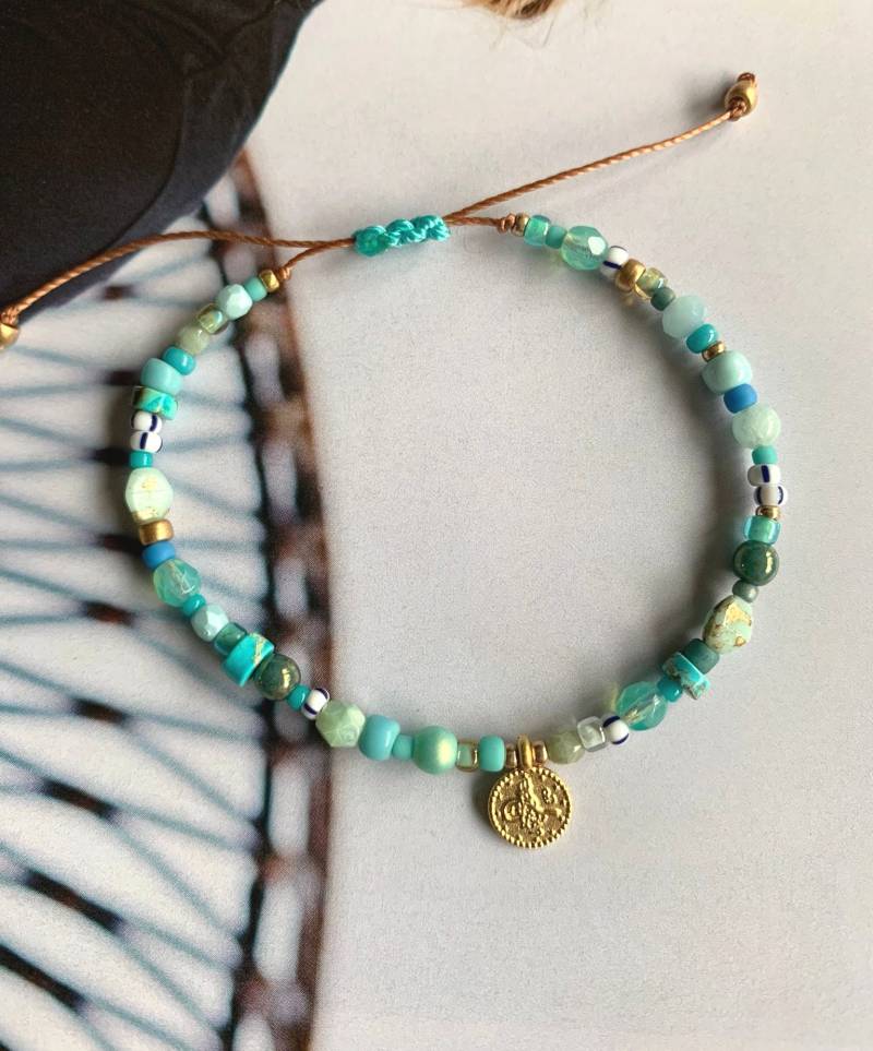 Armband Zart - Facettierte Glasperlen Boho Türkis Münze von charmone