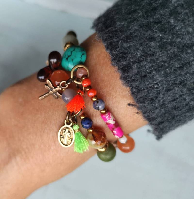 Buntes Halbedelstein Armband Mit Heiligenbild Und Neon Grüner Quaste von charmone