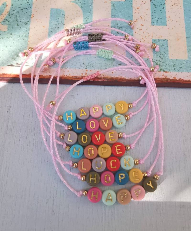 Personalisierbares Armband - Namensarmband Motivations Bunt Goldfarben Love Hope Luck von charmone