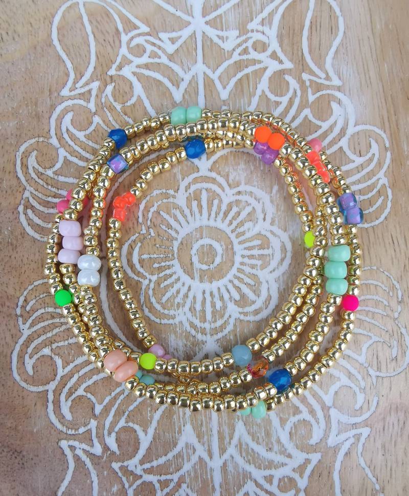 stapelarmband - Armband Glasperlen Boho Bunt Neon Goldfarben von charmone