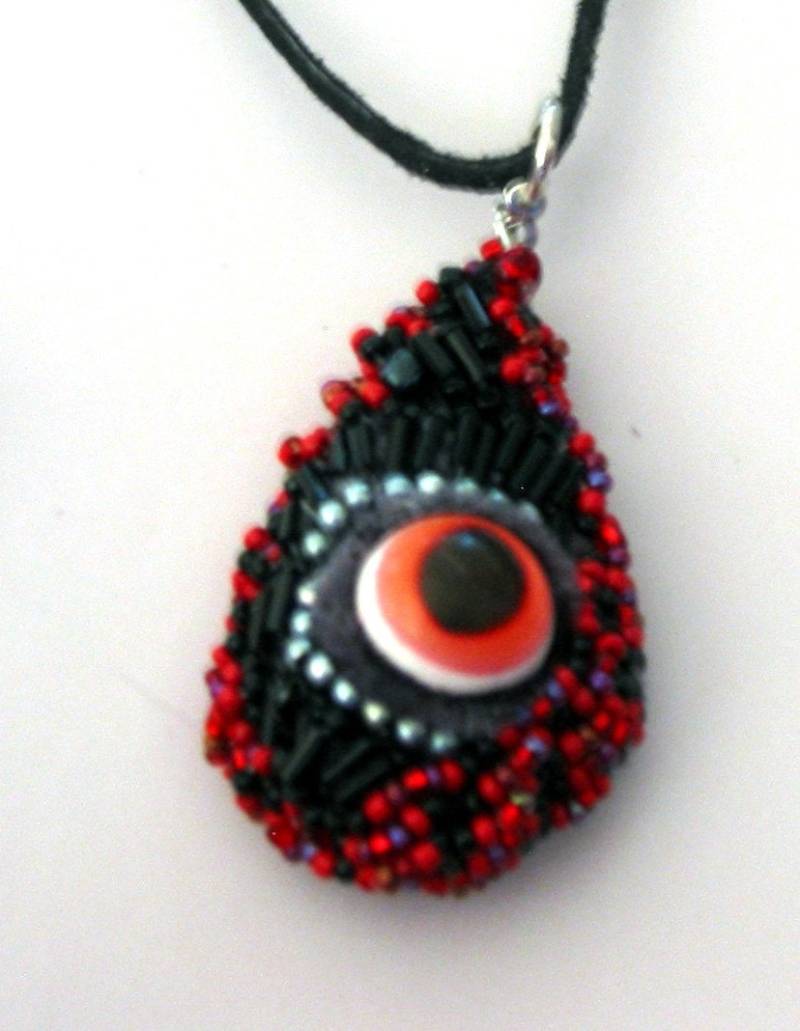 Roter Krabbelauge Anhänger Roter Krabbelauge Anhänger von chatnoirstudios