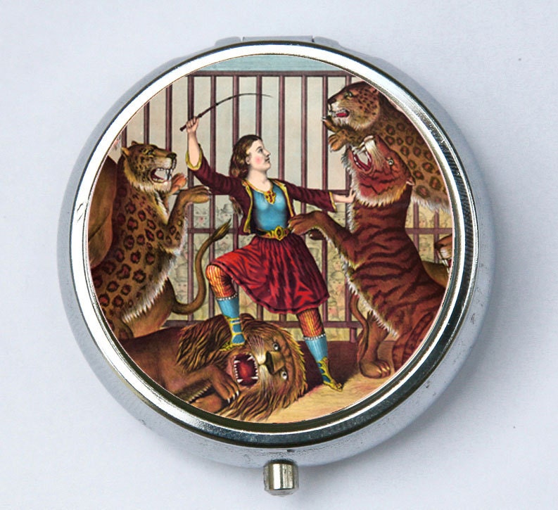 Löwenbändiger Zirkus Pillendose Pillendosenhalter Sideshow von che655