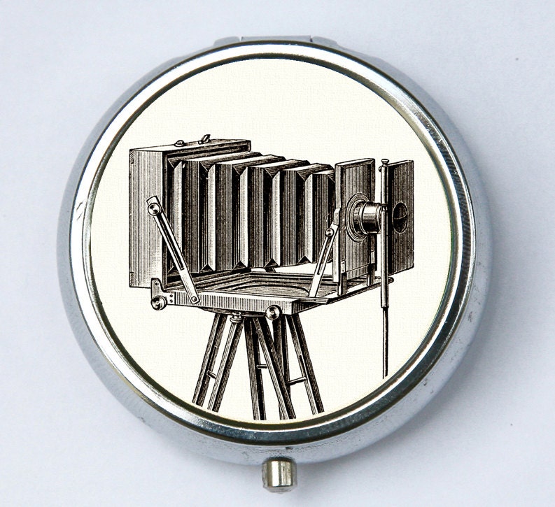 Vintage Kamera Pillendose Box Halter Retro Large Format Fotograf von che655