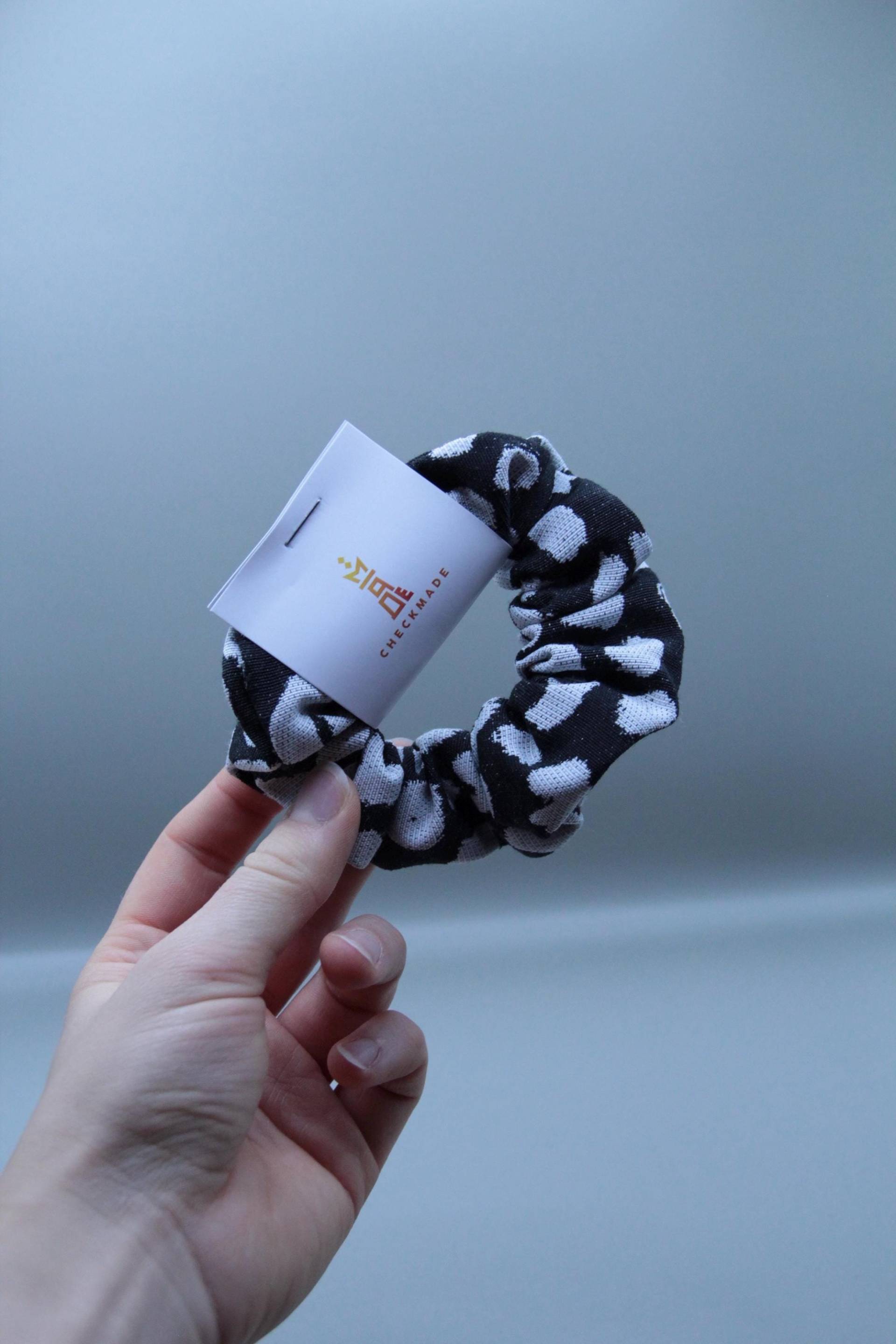 Scrunchie Baumwolle Haargummi Zopfgummi Schwarz Weiß von checkmade