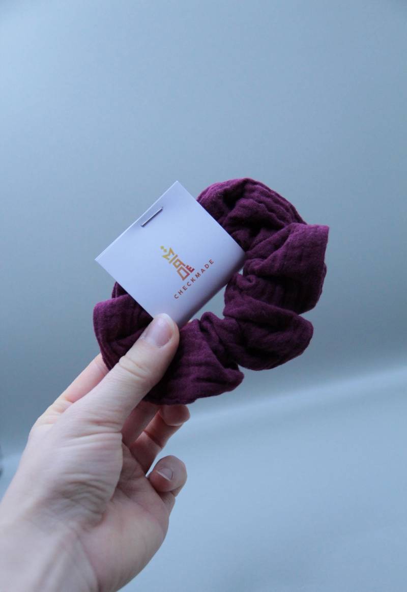 Scrunchie Musselin Haargummi Zopfgummi Dunkelpink von checkmade