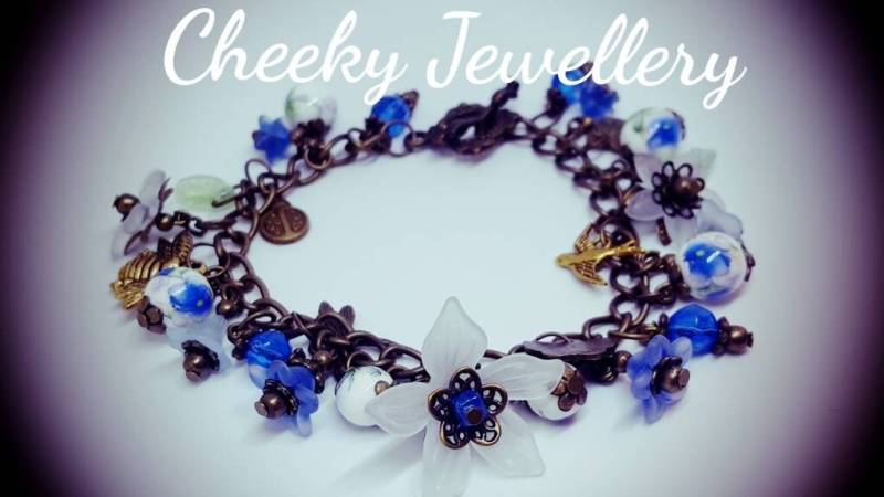 Blaues Frühlingsarmband. Mädchen Und Damen Bettelarmband. Tolle Geschenke Zum Geburtstag Weihnachten. Niedlich Schmuck, Geschenke, Geschenkverpackung von cheekyjewellery