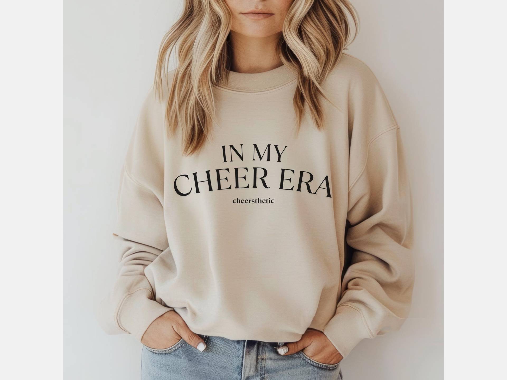 Beiger Sweater Aus Baumwolle Mit Druck | Cheerleading Merchandise Teamwear Für Cheerleader Sportbekleidung Cheersthetic Beiger Sweater Aus Baumwolle Mit Druck | Cheerleading Merchandise Teamwear Für Cheerleader Sportbekleidung Cheersthetic von cheersthetic