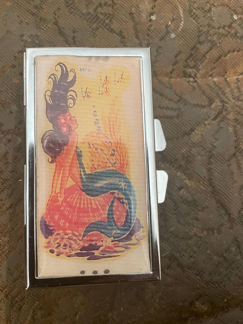 1950Er Jahre Mod Mermaid Silber Rechteck Spiegel Kompakte 7-Fach Pillendose von cheetahrama