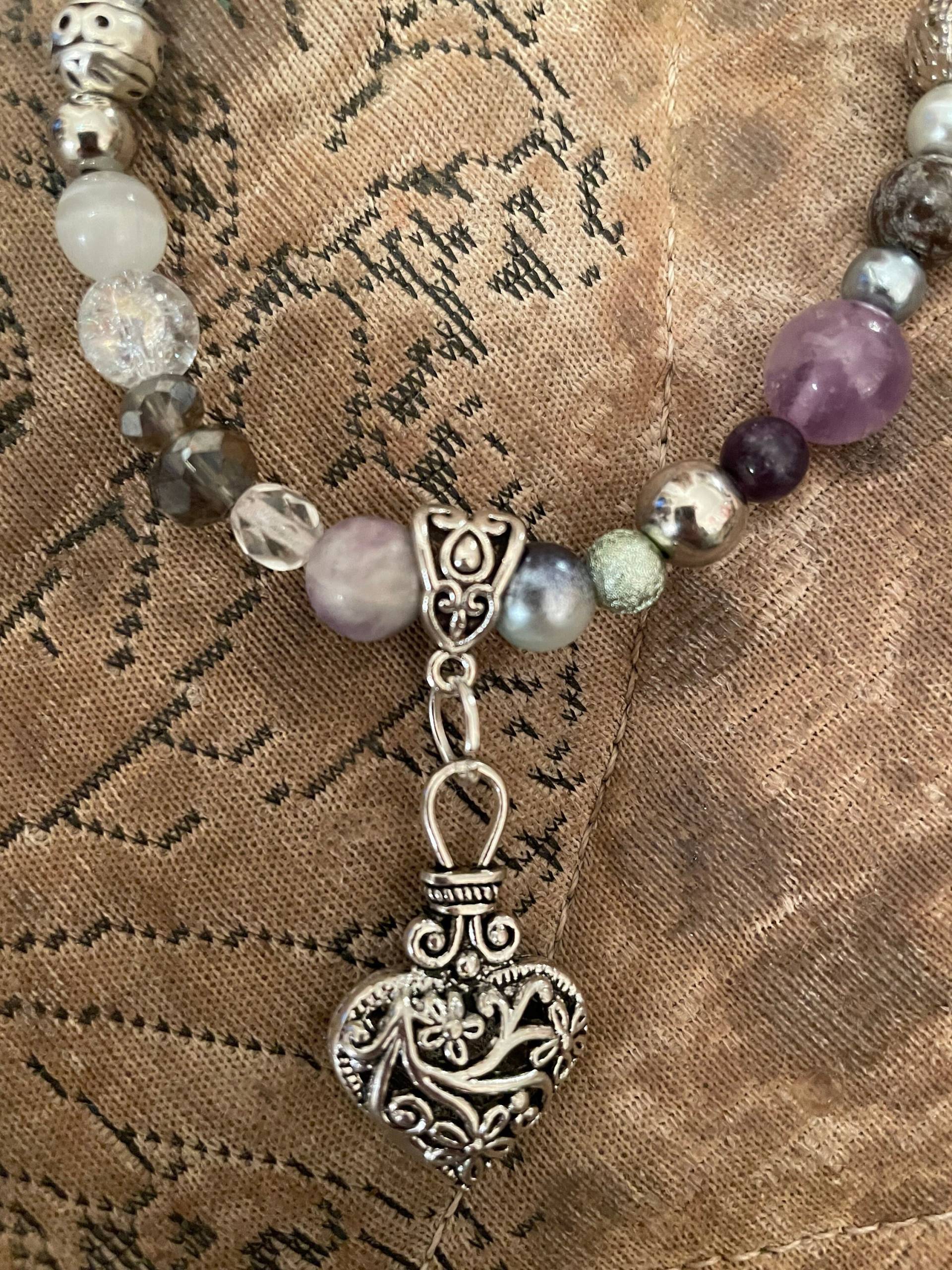 Antikes Silber Victorian Filigrane Puffy Herz Anhänger Achat Jaspis Hämatit Kristall Perlenkette von cheetahrama