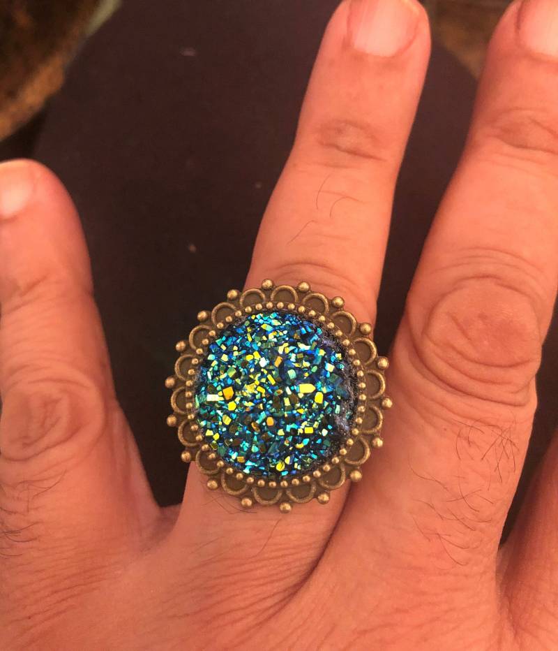 Boho Smaragd Grün Druzy Glitzer Cabochon Messing Filigran Ring Mit Verstellbarem Band von cheetahrama