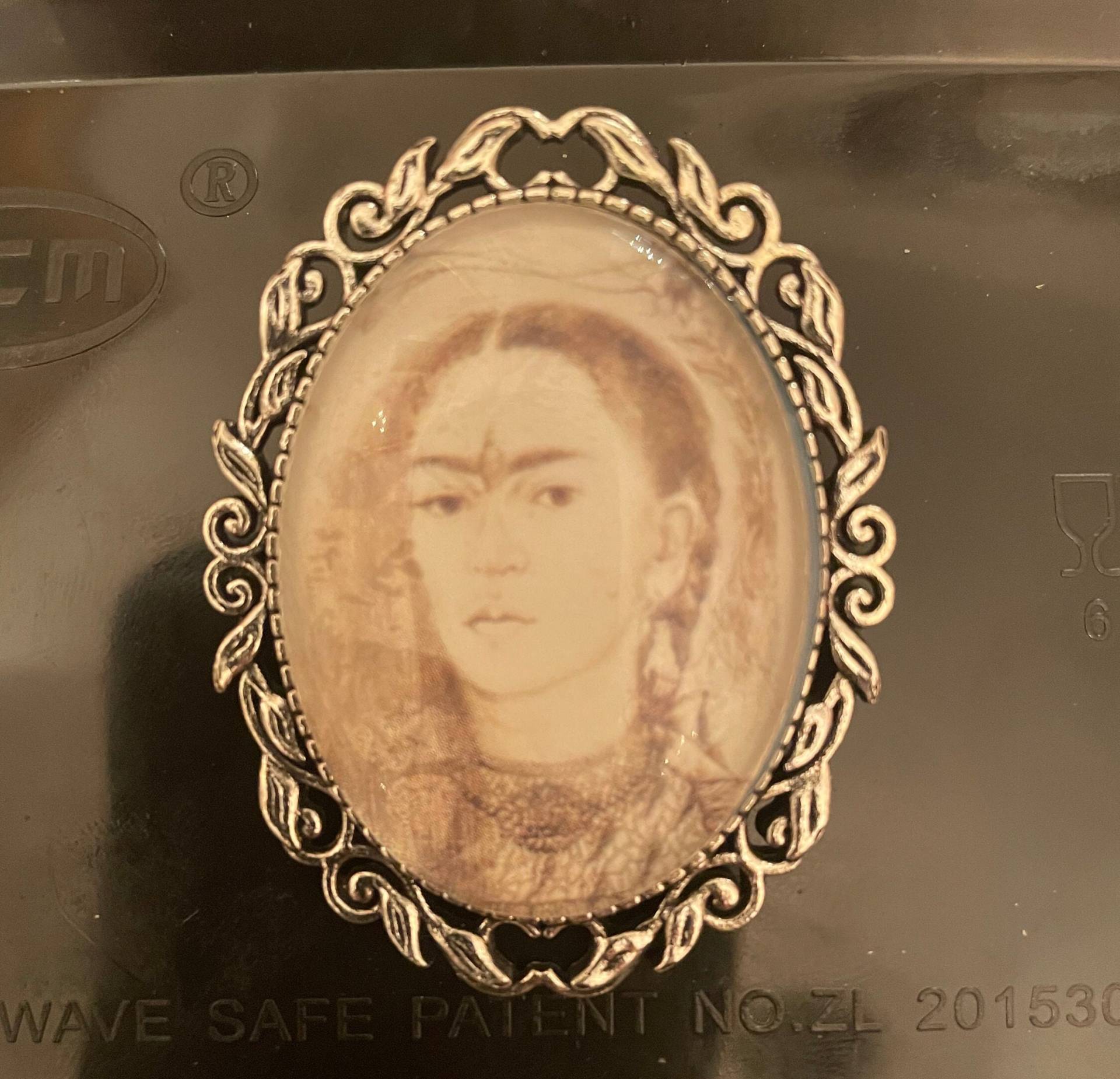 Retro Antik Silber Viktorianisch Filigran Frida Forever Große Ovale Brosche Anstecknadel von cheetahrama