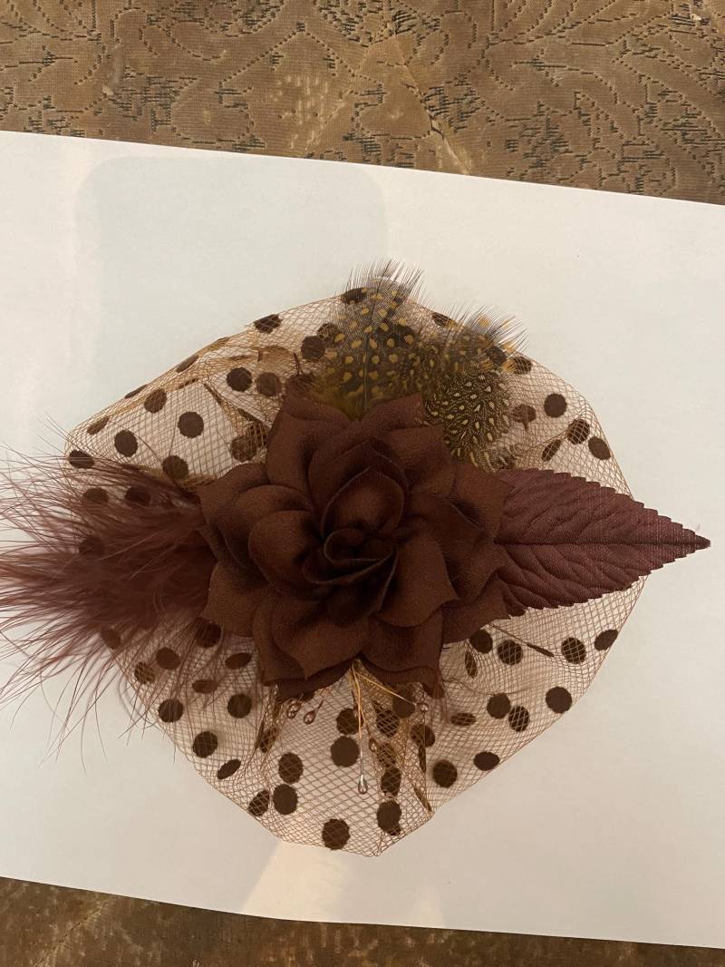 Retro Braun Seidenblume W/Swiss Dot Tüll Guinee Federn & Gold Bead Stamen Fascinator Überall Clip Brosche Pin von cheetahrama