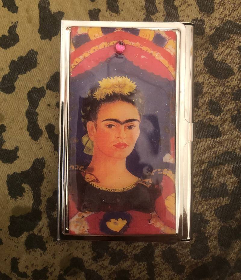 Retro Frida Hot Pink Papagei Silber Visitenkartenhalter Kreditkartenetui von cheetahrama