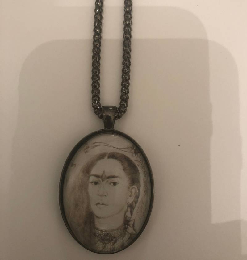 Retro Frida Tropfen Große Oval Anhänger Halskette von cheetahrama