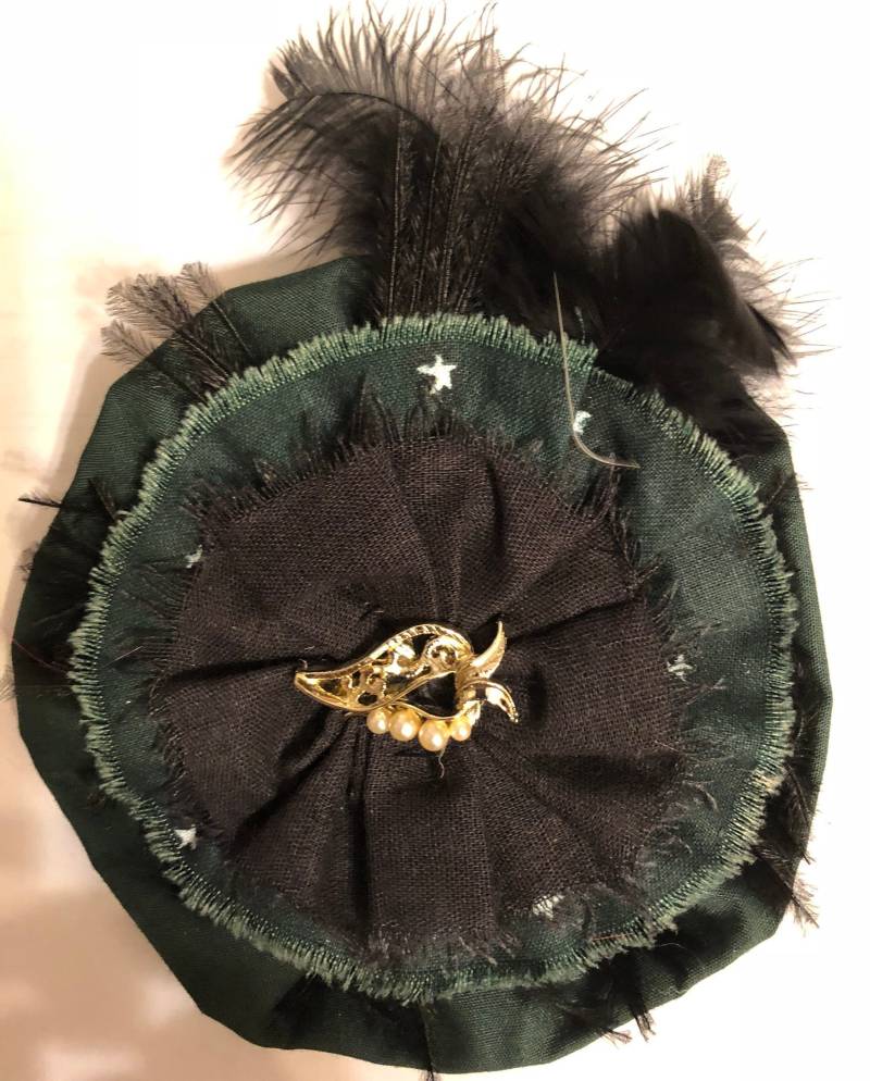 Retro Grün Schwarz Baumwolle Rüschen Mit Feder Sprout & Vintage Gold Cabochon Brosche Pin von cheetahrama