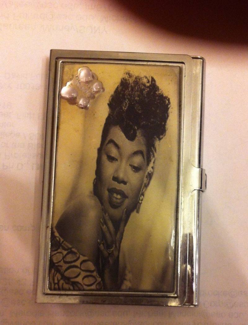 Retro Sarah Vaughan Schmetterling Silber Visitenkartenhalter Kreditkartenetui von cheetahrama