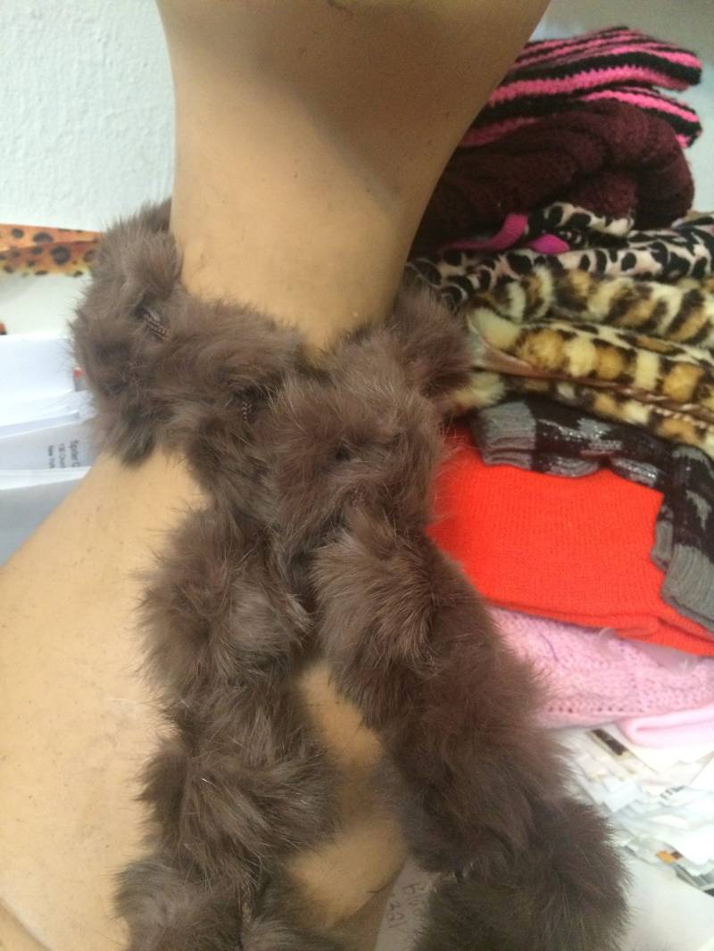 Vintage Anthropologie Taupe Braun Kaninchen Fell Kugeln Muffler Schal - 50"L X 3"W von cheetahrama