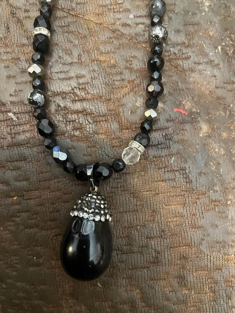 Vintage Schwarz Perlmutt Pflasterte in Kristall Teardrop Anhänger Jet Perlenkette Vintage Schwarz Perlmutt Pflasterte in Kristall Teardrop Anhänger Jet Perlenkette von cheetahrama