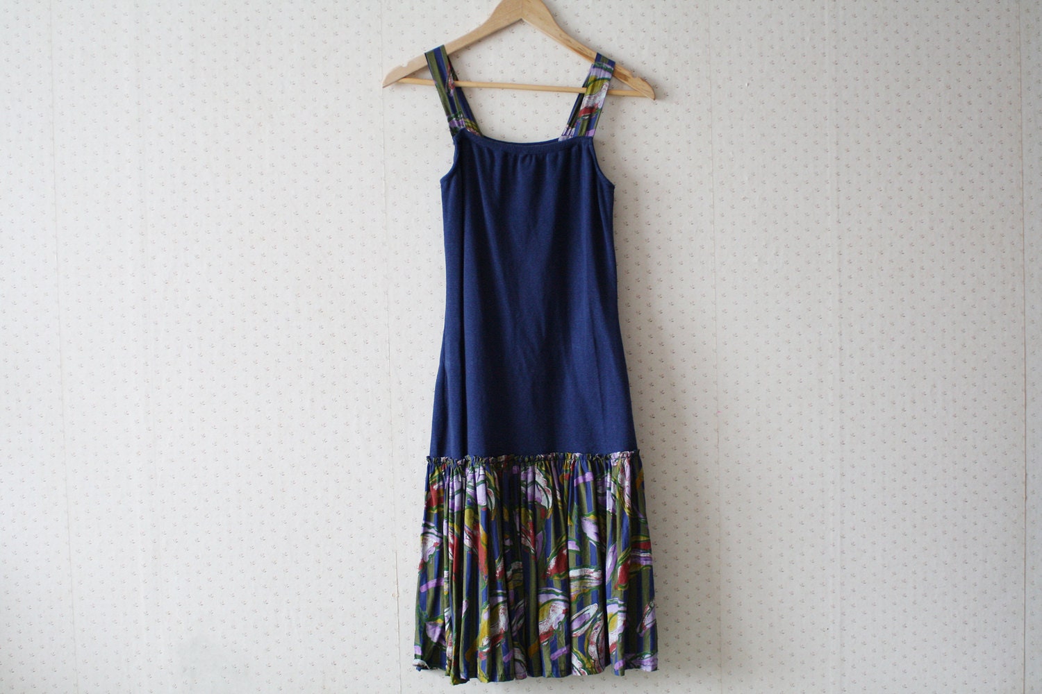 Jahrgang 1970 Handgemachte Ärmellose Bunte Kleid Jahrgang 1970 Handgemachte Ärmellose Bunte Kleid von cherrivintage