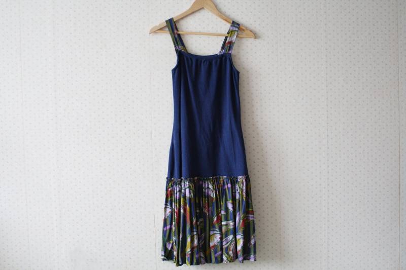 Jahrgang 1970 Handgemachte Ärmellose Bunte Kleid Jahrgang 1970 Handgemachte Ärmellose Bunte Kleid von cherrivintage