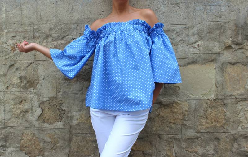 Blaue Tupfen Baumwolle Off-Shoulder Bluse Rüschen Top von cherryblossomsdress