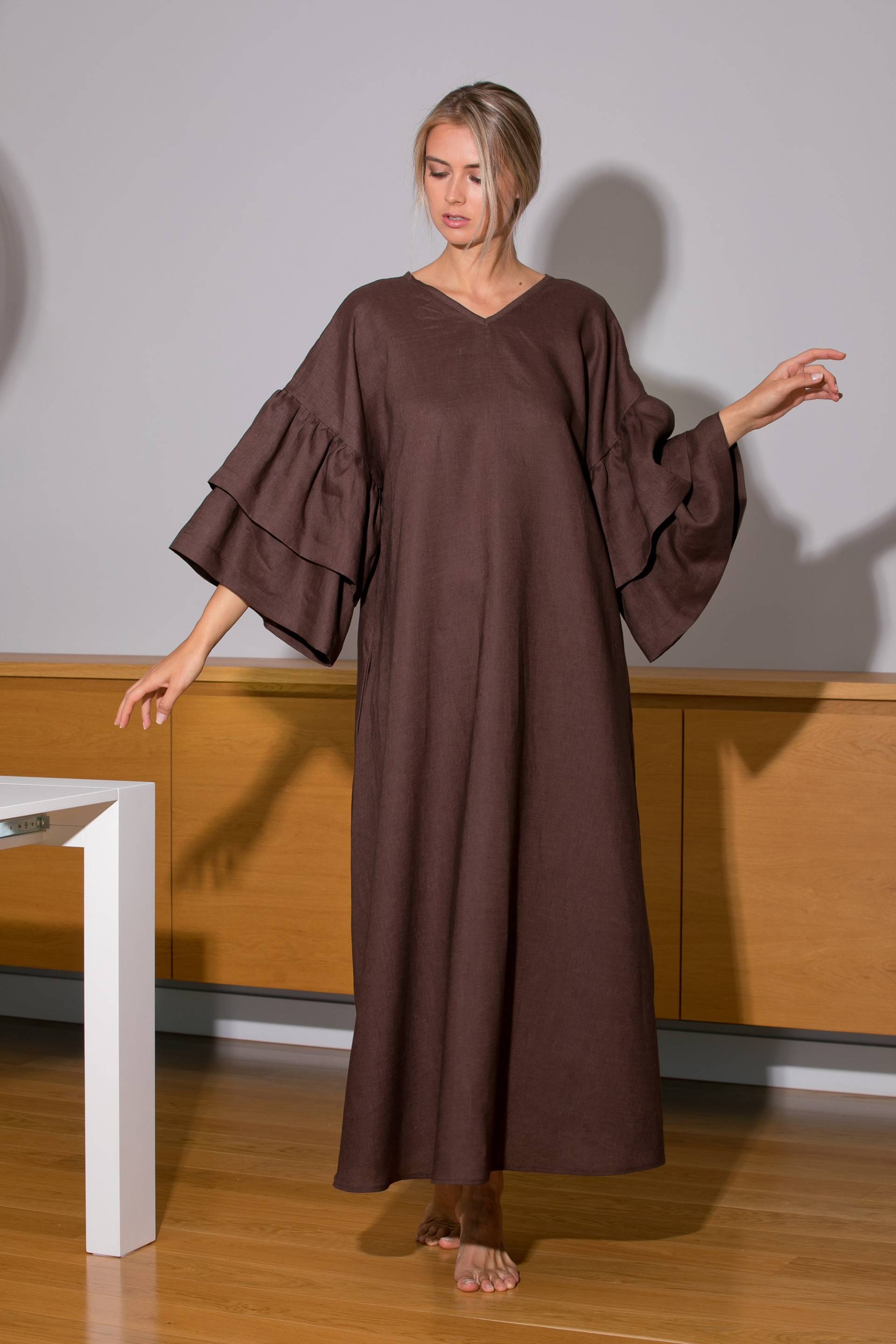 Dunkelbraunes Leinenkleid, Kaftan Und Bescheidenes Kleid Für Anpassung, Maxikleid von cherryblossomsdress