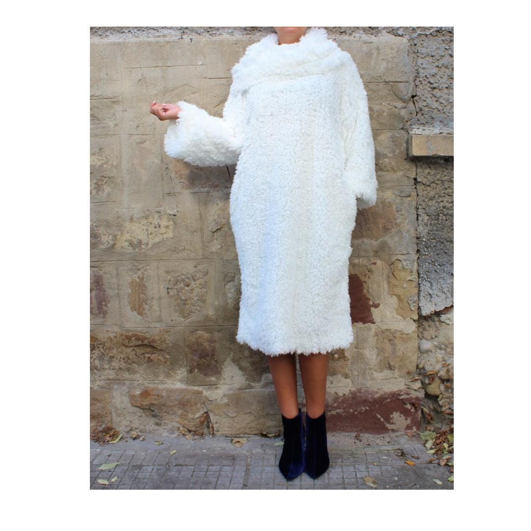 Flauschiges Weiß Pullover Kleid Midi Kunstpelz Rollkragen | M Größe M von cherryblossomsdress