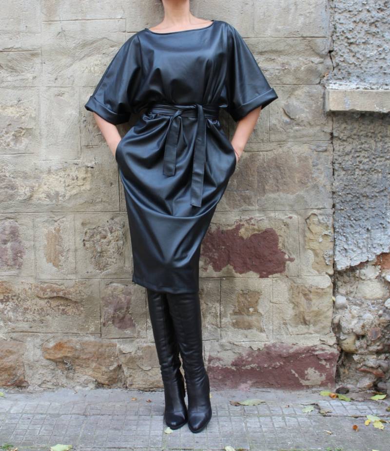 Kunstleder Midi Kleid Mit Gürtel Plus Size Loose Fit Kunstleder Midi Kleid Mit Gürtel Plus Size Loose Fit von cherryblossomsdress