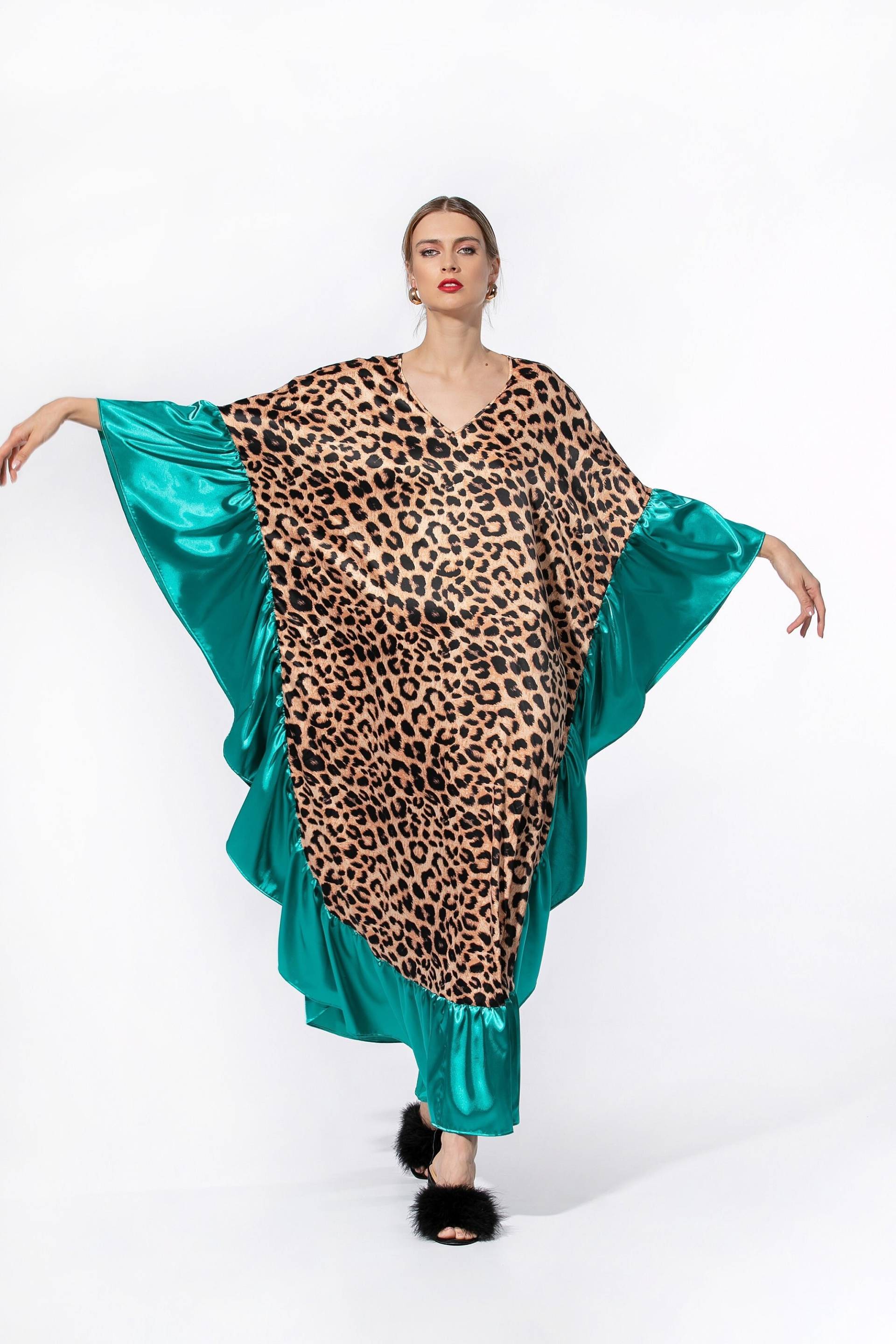 Maxi Kaftan Kleid in Satin, Leopard Kleid, Plus Size Animal Print Mit Smaragdgrünen Details von cherryblossomsdress